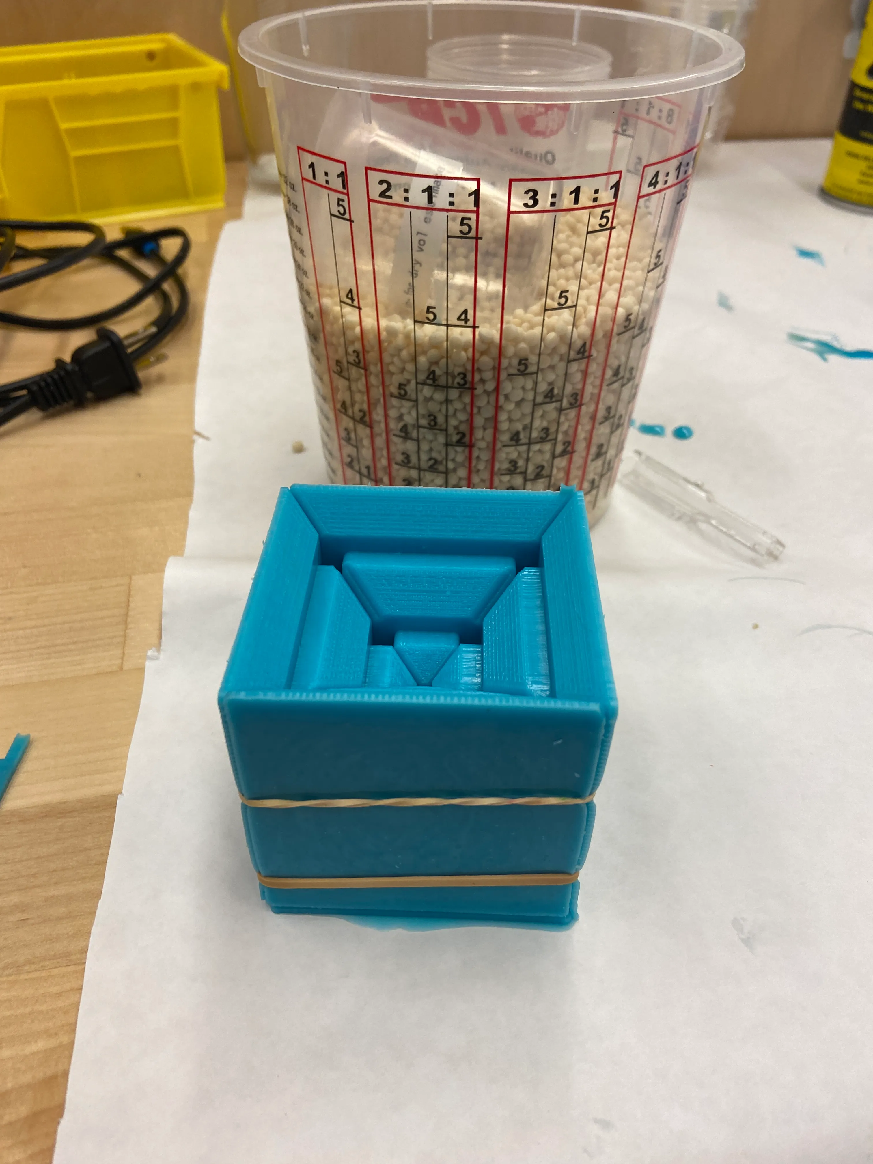 Assembled mold held with elastic bands